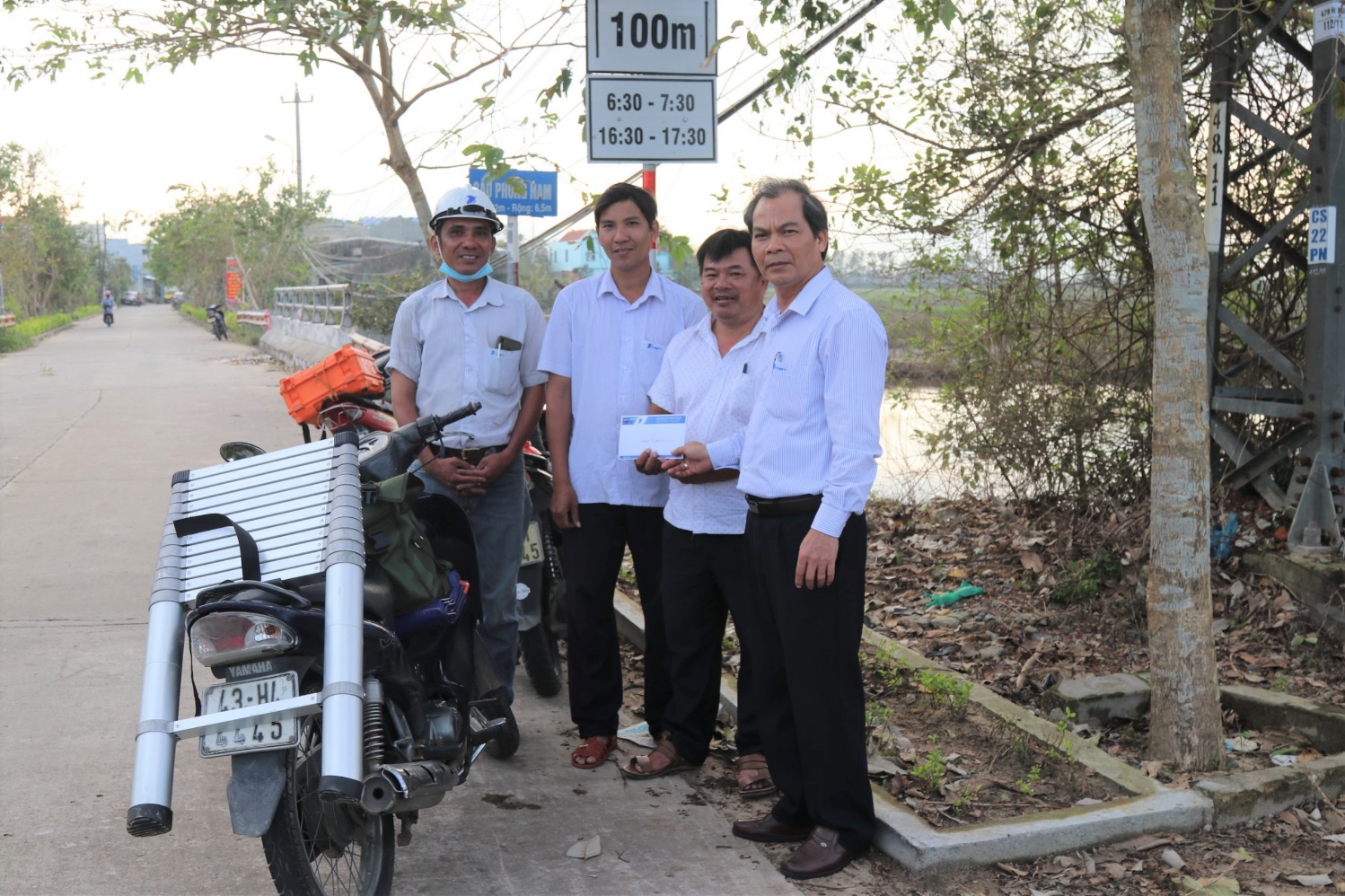 Công đoàn VNPT Đà Nẵng thưởng các đơn vị trực thuộc về thành tích khắc phục hậu quả lụt bão Công đoàn VNPT Đà Nẵng thưởng các đơn vị trực thuộc về thành tích khắc phục hậu quả lụt bão